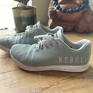 Nobull women’s trainers size 8 gray and white. Like new!